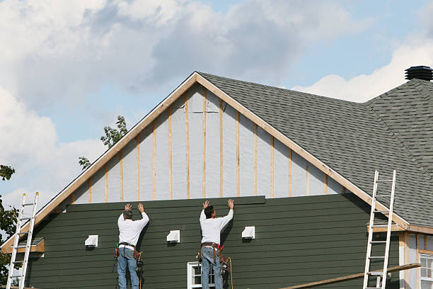 Professional Vinyl Siding technician working in Louisville, IL